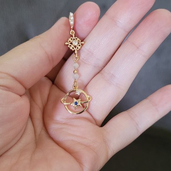 La Meno Saturn🪐 Dream😴 Earrings - Picture 9 of 14